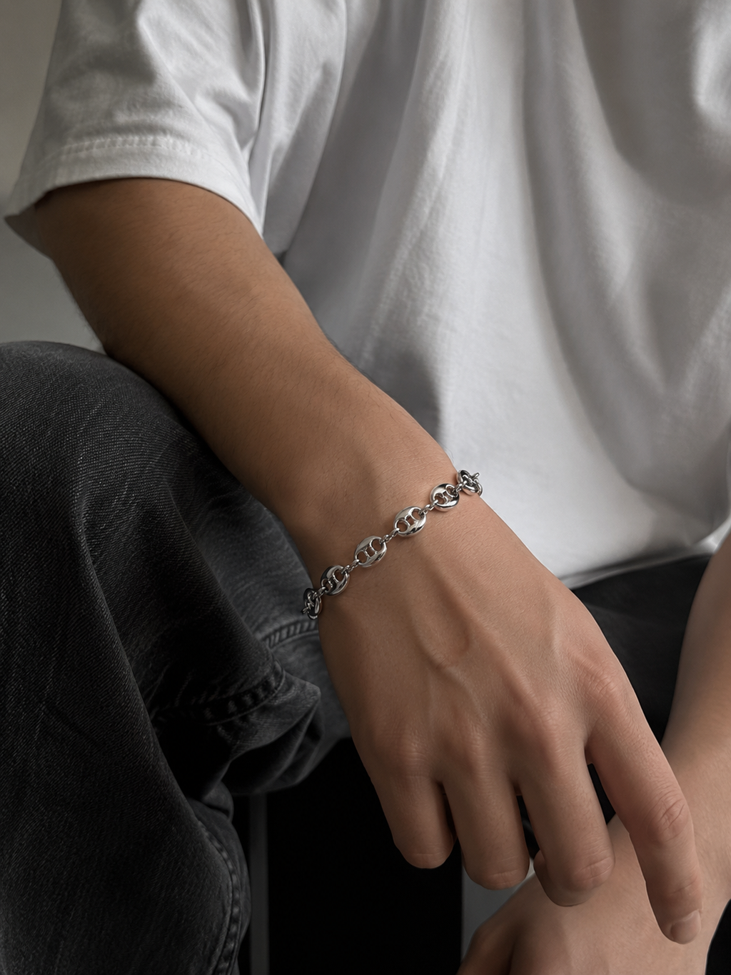 Pulsera con eslabones plateados